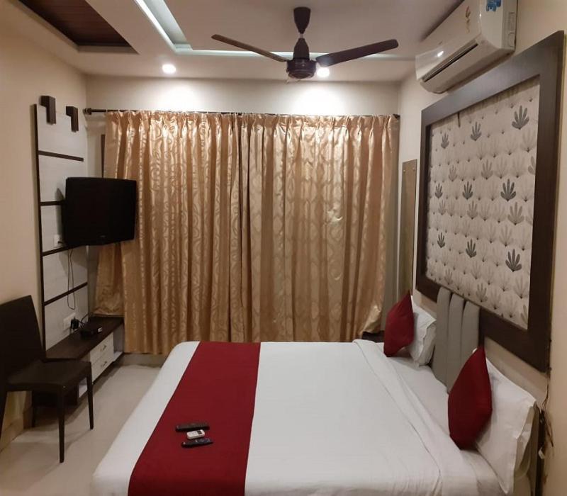 Hotel White House Pune Bagian luar foto