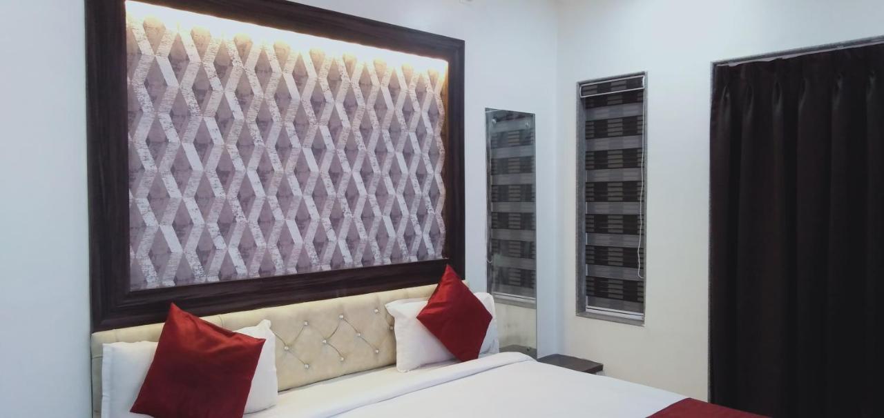 Hotel White House Pune Bagian luar foto
