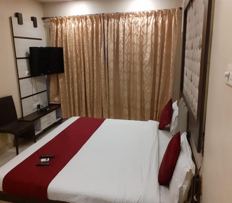 Hotel White House Pune Bagian luar foto